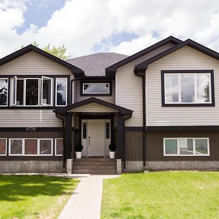 Executive Home - Long Stays Welcome - Garage Parking - Free Wifi & Netflix Edmonton Luaran gambar