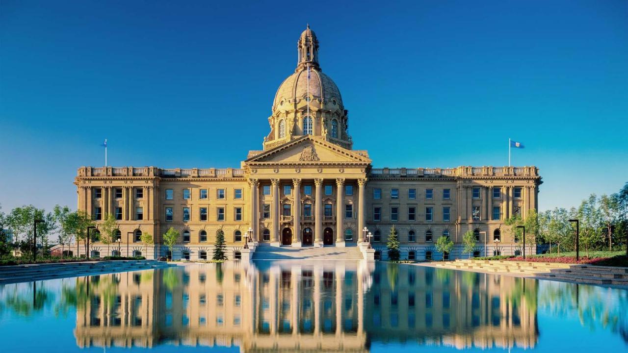 Executive Home - Long Stays Welcome - Garage Parking - Free Wifi & Netflix Edmonton Luaran gambar