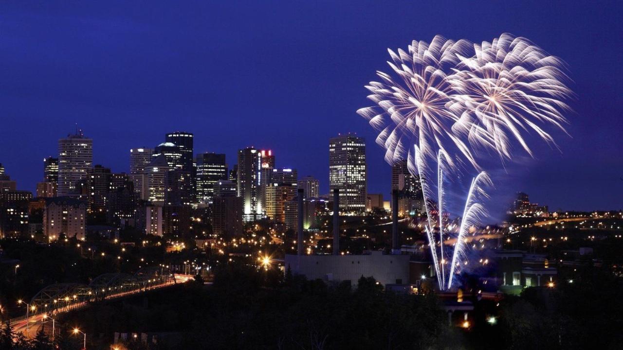 Executive Home - Long Stays Welcome - Garage Parking - Free Wifi & Netflix Edmonton Luaran gambar