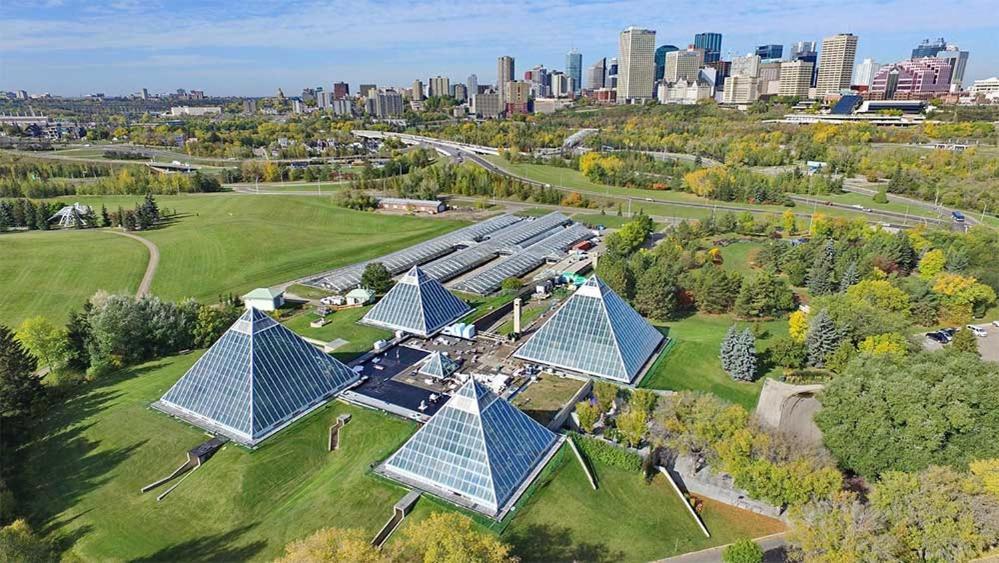 Executive Home - Long Stays Welcome - Garage Parking - Free Wifi & Netflix Edmonton Luaran gambar