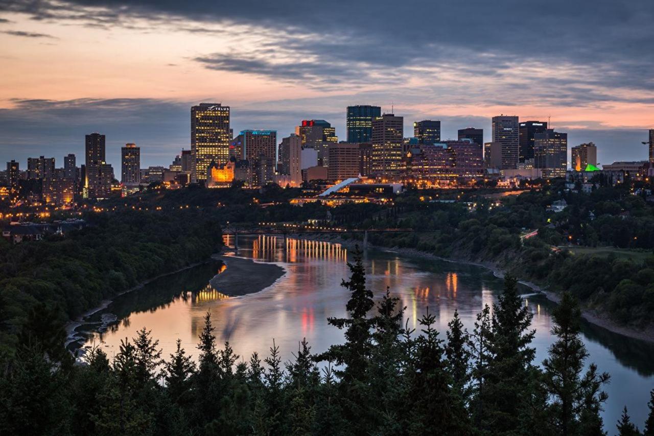 Executive Home - Long Stays Welcome - Garage Parking - Free Wifi & Netflix Edmonton Luaran gambar