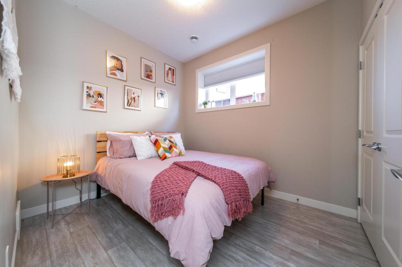 Executive Home - Long Stays Welcome - Garage Parking - Free Wifi & Netflix Edmonton Luaran gambar