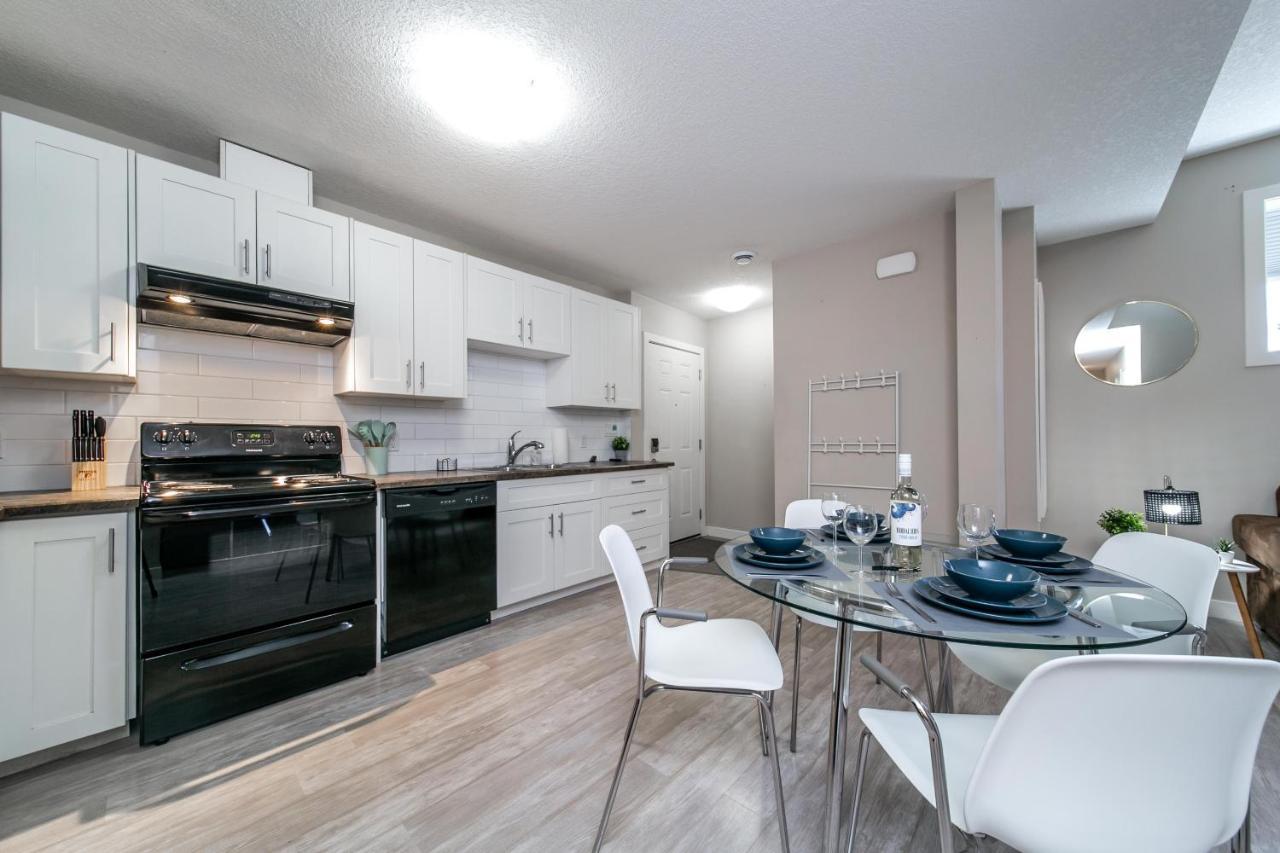 Executive Home - Long Stays Welcome - Garage Parking - Free Wifi & Netflix Edmonton Luaran gambar