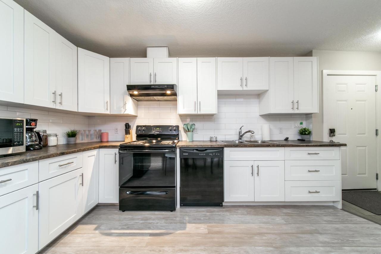 Executive Home - Long Stays Welcome - Garage Parking - Free Wifi & Netflix Edmonton Luaran gambar