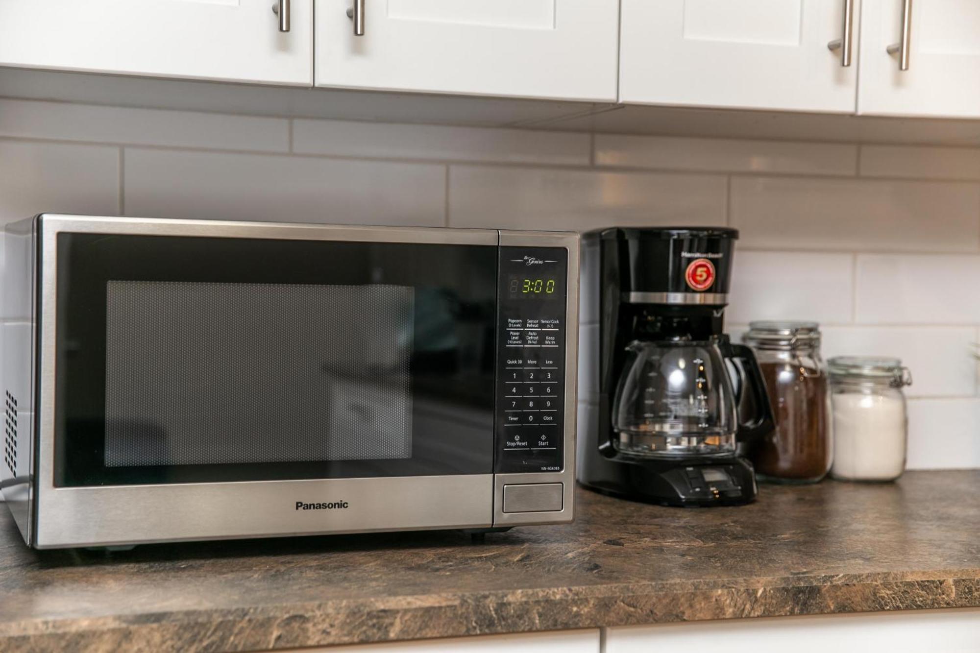 Executive Home - Long Stays Welcome - Garage Parking - Free Wifi & Netflix Edmonton Bilik gambar