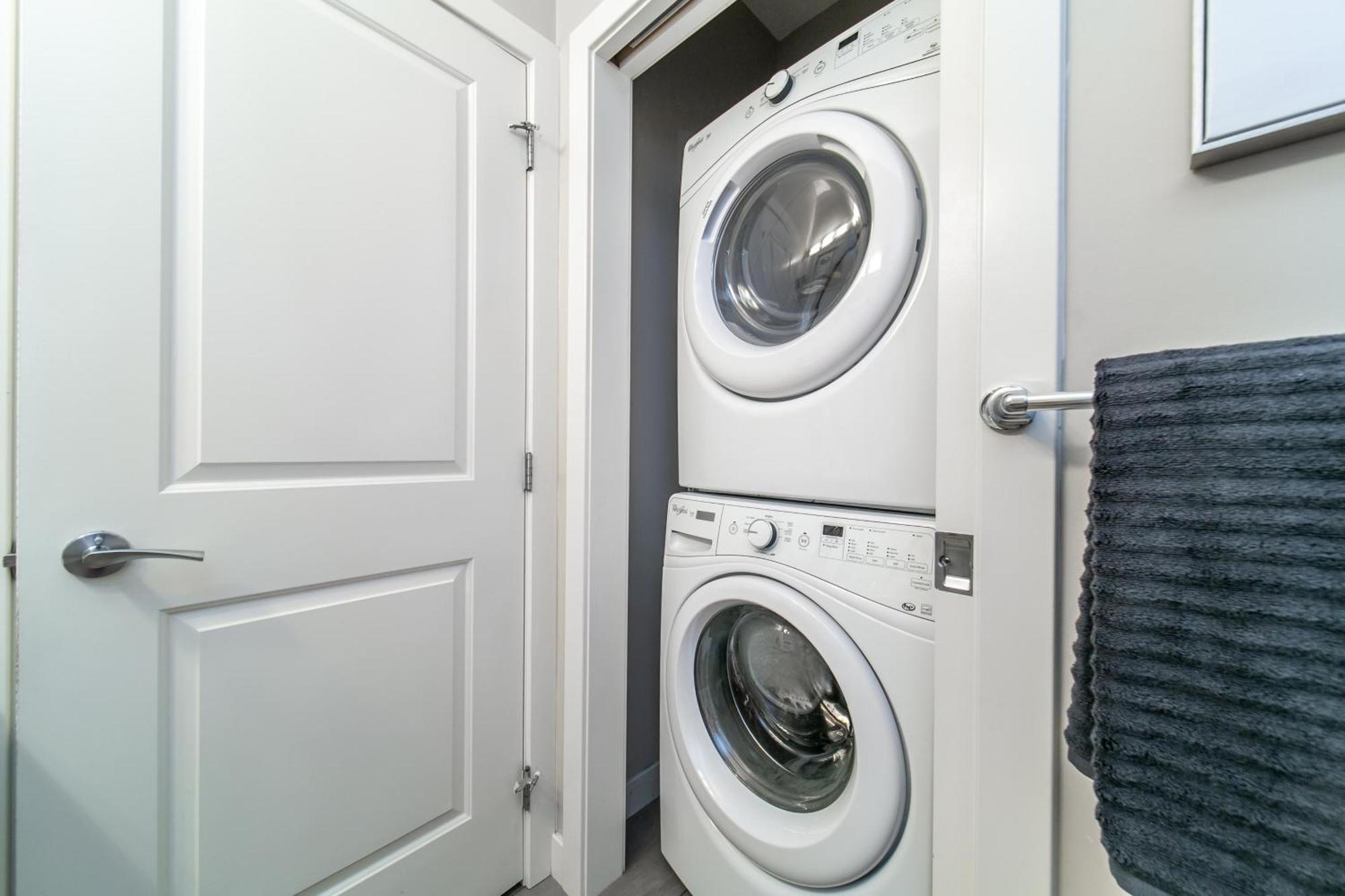 Executive Home - Long Stays Welcome - Garage Parking - Free Wifi & Netflix Edmonton Bilik gambar
