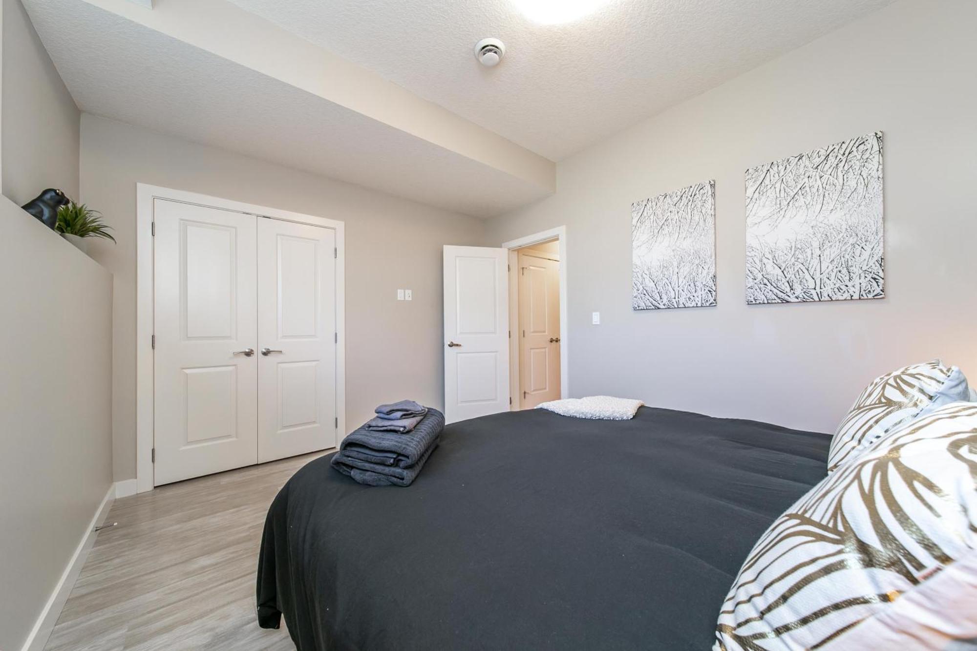 Executive Home - Long Stays Welcome - Garage Parking - Free Wifi & Netflix Edmonton Bilik gambar
