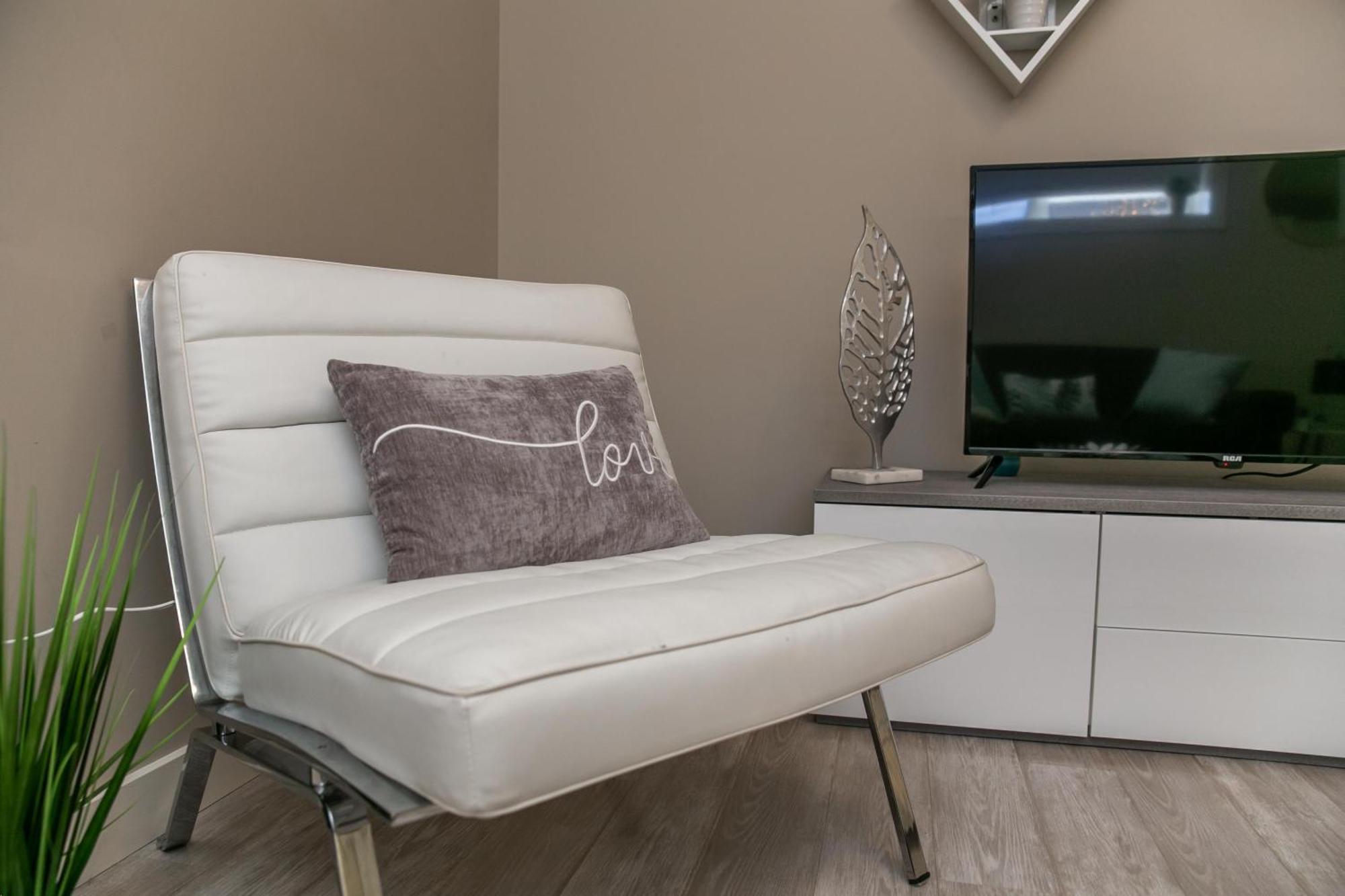 Executive Home - Long Stays Welcome - Garage Parking - Free Wifi & Netflix Edmonton Bilik gambar