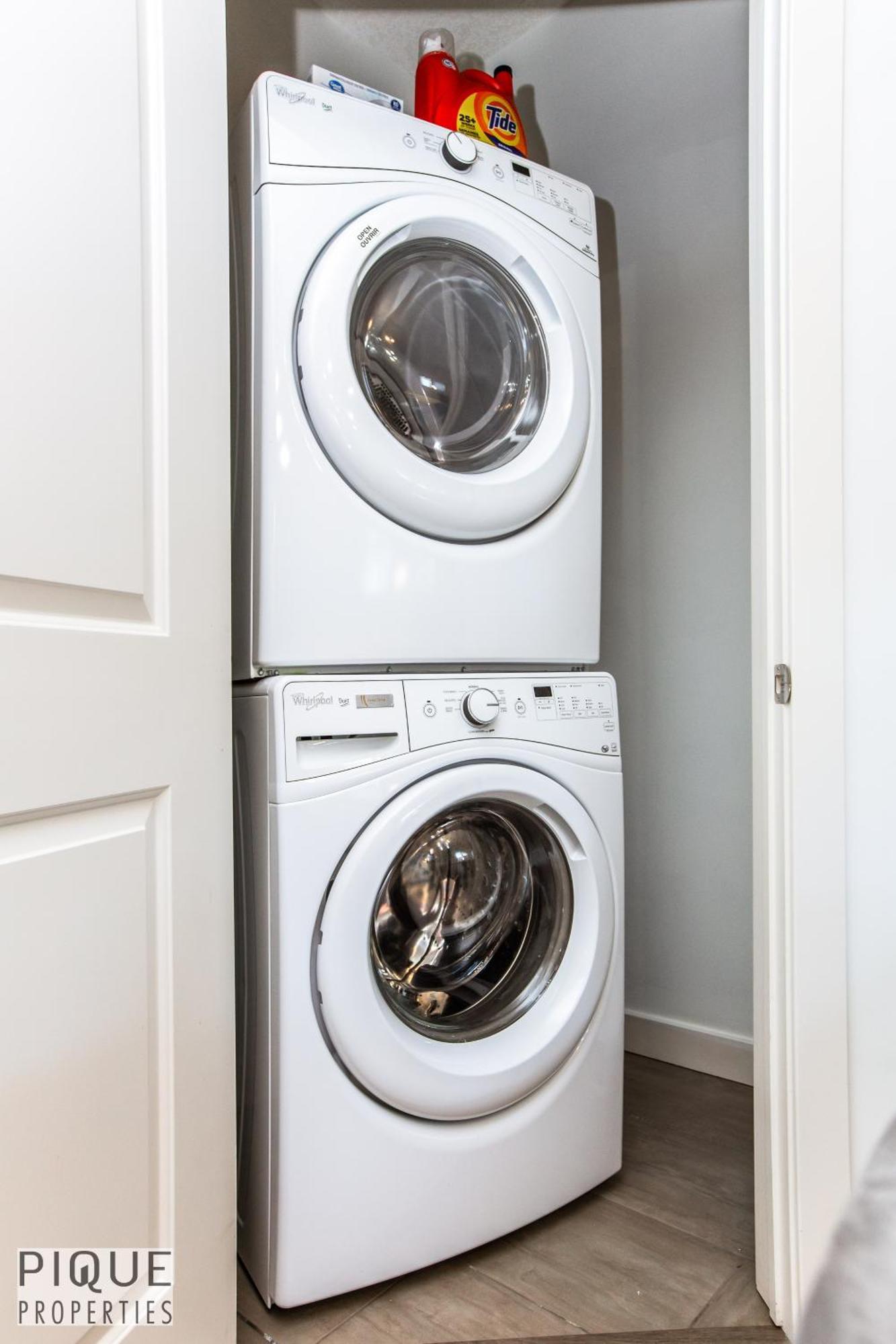 Executive Home - Long Stays Welcome - Garage Parking - Free Wifi & Netflix Edmonton Bilik gambar