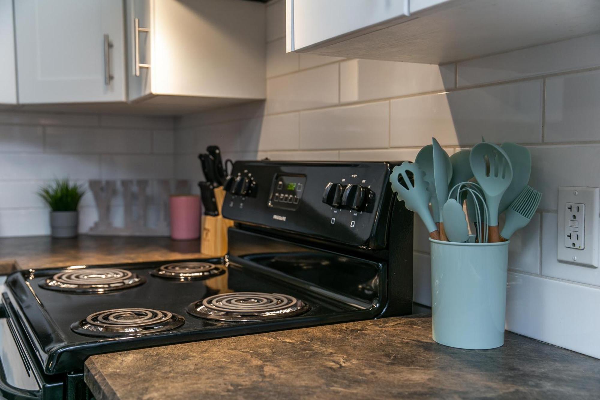 Executive Home - Long Stays Welcome - Garage Parking - Free Wifi & Netflix Edmonton Bilik gambar