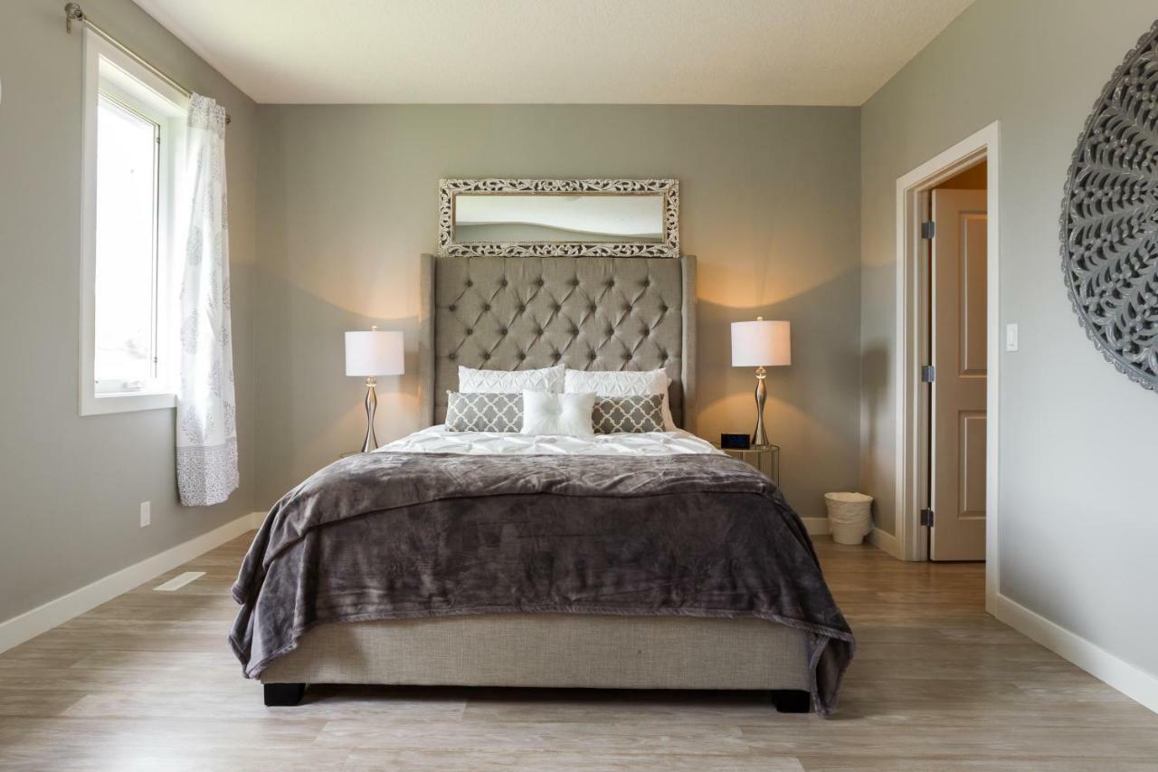 Executive Home - Long Stays Welcome - Garage Parking - Free Wifi & Netflix Edmonton Luaran gambar