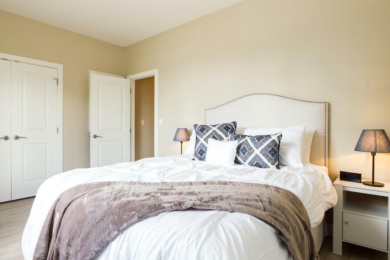 Executive Home - Long Stays Welcome - Garage Parking - Free Wifi & Netflix Edmonton Luaran gambar